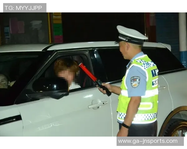 太阳报：穆德里克因车窗贴膜过深被交警拦下，发现他无证驾驭